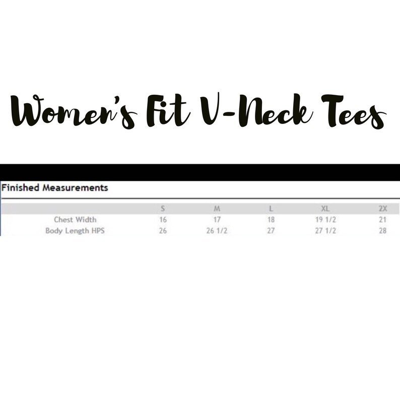 K&ouml;nnte beinhalten: Eine Tabelle mit den fertigen Ma&szlig;en f&uuml;r V-Ausschnitt-T-Shirts in den Gr&ouml;&szlig;en S, M, L, XL und 2X. Die Ma&szlig;e sind in Zoll f&uuml;r die Brustweite und die K&ouml;rperl&auml;nge vom h&ouml;chsten Punkt der Schulter bis zum Saum des Shirts.