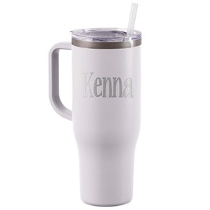 K&ouml;nnte beinhalten: Ein wei&szlig;er isolierter Becher mit Griff und transparentem Deckel. Der Becher hat einen silbernen Rand und einen durchsichtigen Strohhalm. Der Name "Kenna" ist auf der Vorderseite eingraviert. Der Becher ist etwa 25 cm hoch.