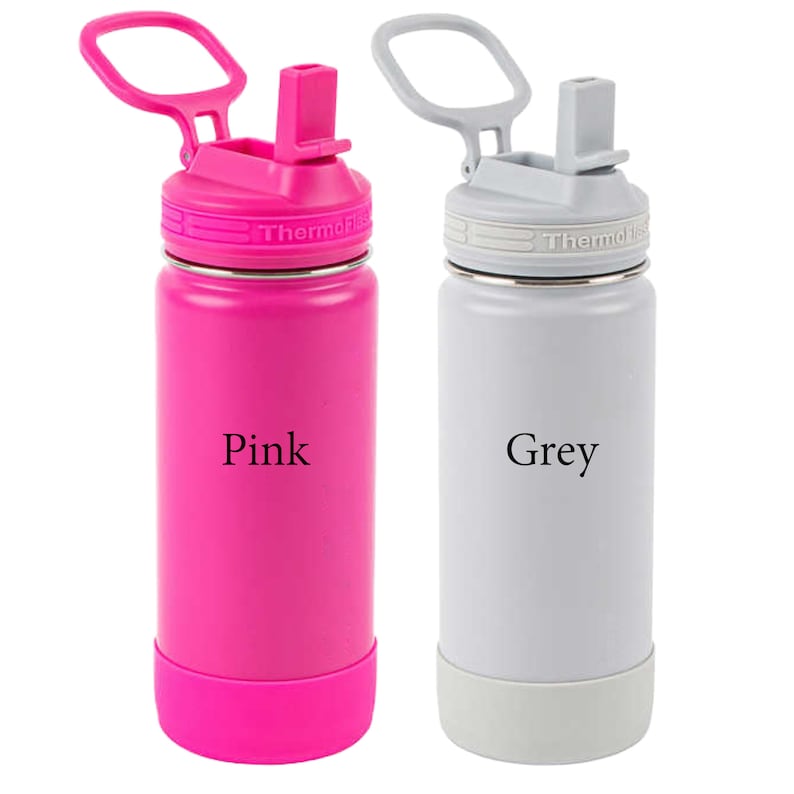 Pu&ograve; includere: Due borracce isolate, una rosa e una grigia, con coperchi ribaltabili. La bottiglia rosa ha la scritta "Pink", e la bottiglia grigia ha la scritta "Grey". Entrambe le bottiglie hanno una base protettiva.