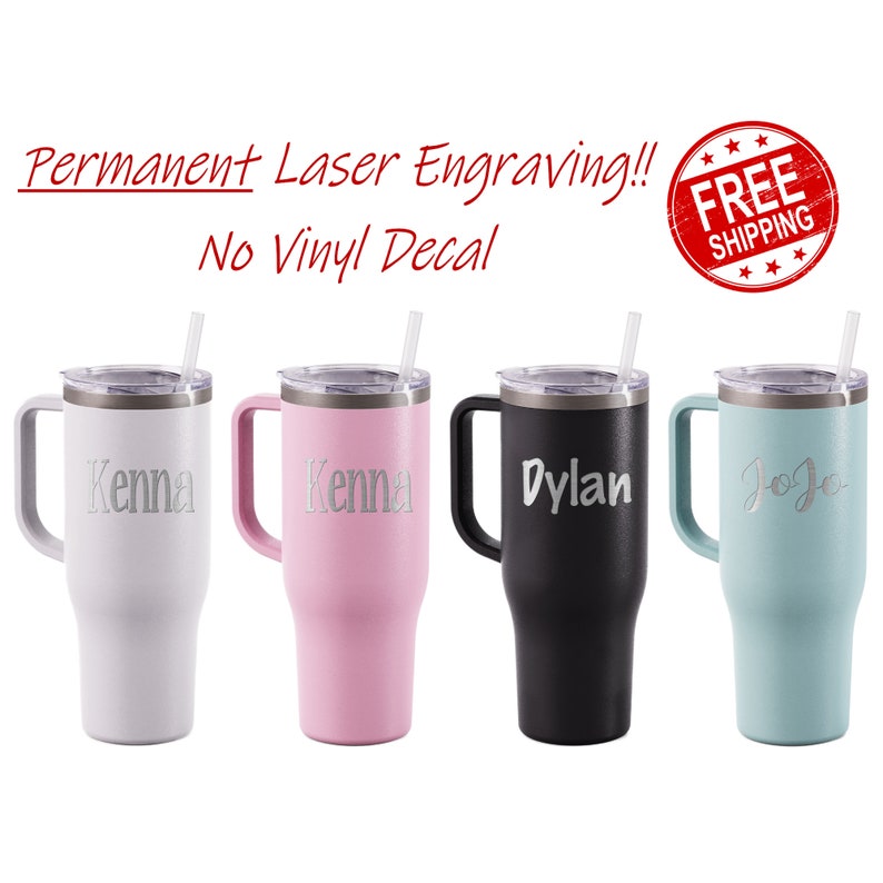 K&ouml;nnte beinhalten: Vier personalisierte isolierte Becher mit Griffen und Strohhalmen. Die Becher sind wei&szlig;, rosa, schwarz und t&uuml;rkis, jeder mit einem Namen graviert. Der Text "Permanent Laser Engraving!! No Vinyl Decal" ist sichtbar.