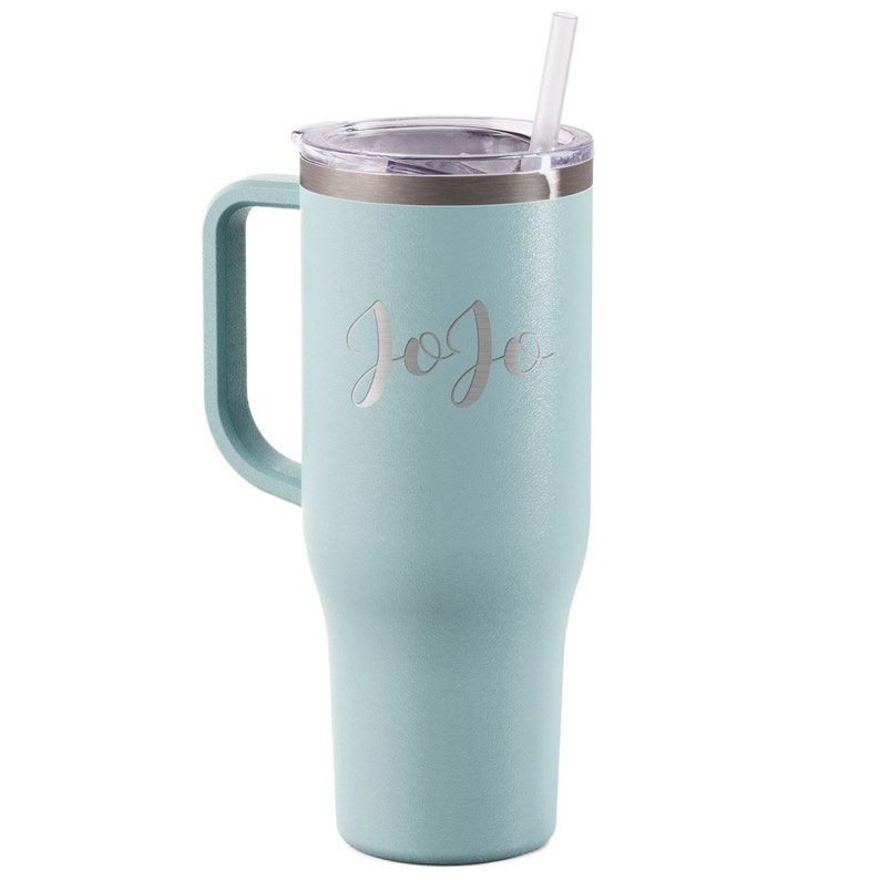 K&ouml;nnte beinhalten: Ein hellblauer isolierter Becher mit Griff, Deckel und Strohhalm. Auf dem Becher ist der Name "JoJo" eingraviert. Der Becher ist so konzipiert, dass er Getr&auml;nke kalt oder hei&szlig; h&auml;lt. Der Becher ist etwa 25 cm hoch.