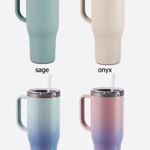 K&ouml;nnte beinhalten: Vier isolierte Becher mit Griffen und Strohhalmen werden gezeigt. Die Farben sind Salbei, Onyx, blaues Ombre und rosa/lila Ombre. Jeder Becher hat einen silbernen Rand und einen durchsichtigen Strohhalm. Die Becher sind so konzipiert, dass Getr&auml;nke kalt oder hei&szlig; gehalten werden.