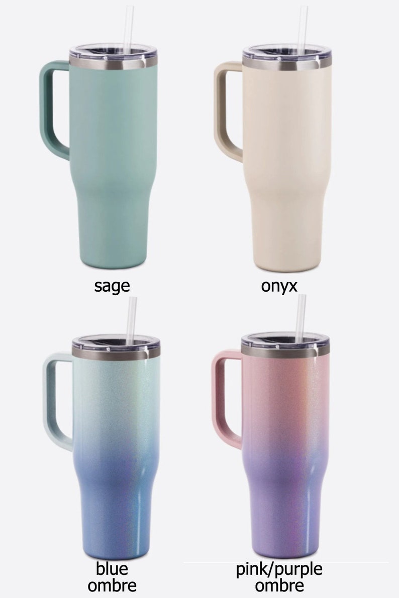 K&ouml;nnte beinhalten: Vier isolierte Becher mit Griffen und Strohhalmen werden gezeigt. Die Farben sind Salbei, Onyx, blaues Ombre und rosa/lila Ombre. Jeder Becher hat einen silbernen Rand und einen durchsichtigen Strohhalm. Die Becher sind so konzipiert, dass Getr&auml;nke kalt oder hei&szlig; gehalten werden.