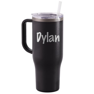 K&ouml;nnte beinhalten: Schwarzer isolierter Becher mit Henkel, transparentem Deckel und Strohhalm. Der Name "Dylan" ist in wei&szlig;er Schrift aufgedruckt. Der Becher h&auml;lt Getr&auml;nke kalt oder hei&szlig;.