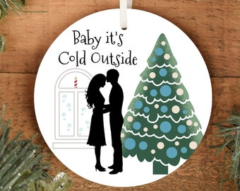 Décoration de Noël pour couple Bébé il fait froid dehors | Notre premier Noël | Ornement de couples homosexuels LGBTQ | Métal résistant