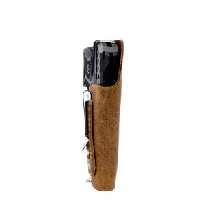 Puede incluir: Una funda de cuero marr&oacute;n con una pistola negra en su interior. La funda tiene un clip de metal en el lateral.