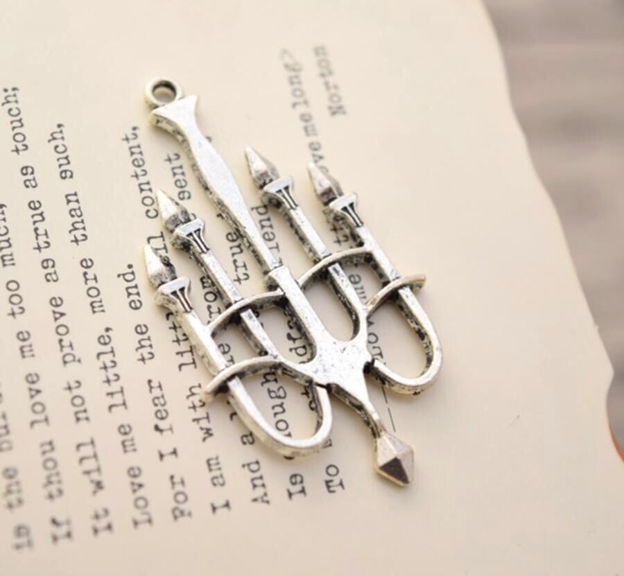 YD1112 8 Candle Charms Antique Silver Tone 20x17mm