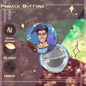 Puede incluir: Botones de solapa con acabado brillante. Un botón presenta un personaje de dibujos animados sonriente con un fondo azul. El otro botón muestra el prendedor. El texto "PINBACK BUTTONS" está en la parte superior de la imagen.