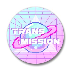 Op de afbeelding: Een ronde sticker met een gepixeld planeetontwerp in pastelkleuren, met een roze ring en de witte tekst "TRANS MISSION". De achtergrond heeft een rasterpatroon in blauw en roze.