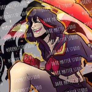 Może przedstawiać: Cyfrowa ilustracja postaci z anime w mundurku szkolnym z czerwoną kokardą i dużą czerwoną bronią. Obraz zawiera tekst "DARK MATTER STUDIO" i dynamiczną pozę.