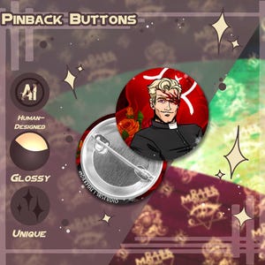 Puede incluir: Botones de solapa con acabado brillante. Un botón muestra un personaje masculino con cabello rubio y cuello negro, sobre un fondo rojo con rosas. El texto "PINBACK BUTTONS" está en la parte superior. El otro botón muestra el alfiler.