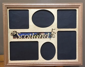 Puede incluir: Un marco de fotos de madera con un collage de seis aberturas para fotos. El marco tiene un acabado marrón claro y presenta una banda decorativa con la palabra "Escocia" y un kilt escocés.
