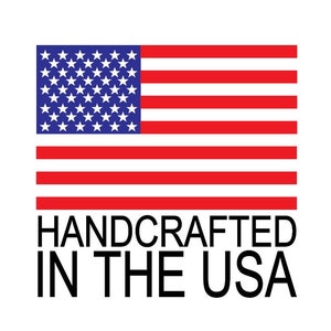 K&ouml;nnte beinhalten: Text "Handcrafted in the USA" mit einer rot-wei&szlig;-blauen amerikanischen Flagge.