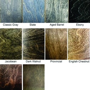 Puede incluir: Muestras de tinte para madera en varios colores, incluyendo Gris Cl&aacute;sico, Pizarra, Barril Envejecido, &Eacute;bano, Jacobino, Nogal Oscuro, Provincial, Casta&ntilde;o Ingl&eacute;s, Caoba Roja y Gris Fantasma. Cada muestra muestra la veta de la madera.