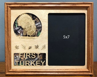 Marco de fotos grabado con láser del primer cazador de pavos de 8 x 10 con orificio para fotos de 1 a 5 x 7 con fondo de camuflaje de collage de caballete