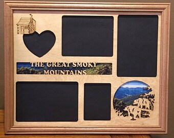 Könnte beinhalten: Ein Holzbildrahmen mit einem Ausschnitt einer Hütte, einem Herzen und einer Bergszene. Der Rahmen hat einen schwarzen Hintergrund und der Text "THE GREAT SMOKY MOUNTAINS" ist auf den Rahmen gedruckt.