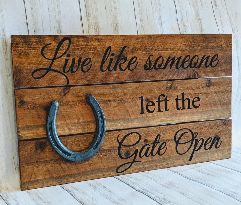 Targa In Metallo Vintage Con Bassotto E Scritta Divertente 'Live Like Someone Left The Gate Open' - Cartello Retrò 20x30 Cm, Per Garage, Bar, Casa, Regalo Umoristico - 2