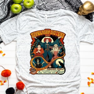 Pu&ograve; includere: Una maglietta bianca con una grafica in stile vintage delle sorelle Sanderson del film Hocus Pocus. La grafica presenta le tre sorelle, un gatto nero e il testo "Sanderson Sisters Back From The Dead Give The Dead A Hallows Eve Mass".