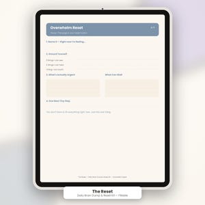 Może przedstawiać: Cyfrowy tablet wyświetlający arkusz Overwhelm Reset z niebieskim nagłówkiem. Strona zawiera sekcje do nazywania uczuć, ćwiczeń uziemiających, pilnych zadań oraz kolejnego małego kroku do wykonania.