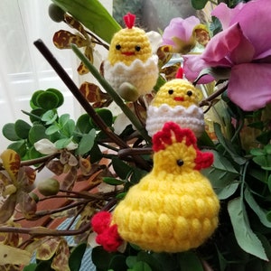 Crochet Chick in Eggshell and Hen