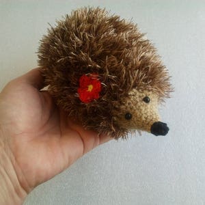 Muñeco de erizo de ganchillo: Peluche amigurumi hecho a mano
