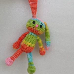 Häkelhase Häschen häkeln Häschen häkeln Spielzeug für ein Neugeborenes Мulticolored Hase Stoffhase Häschen Kinderzimmer Dekor