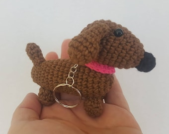 Brelok do kluczy z jamnikiem na szydełku: Amigurumi Sausage Dog
