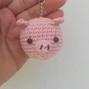 Gehäkeltes Schwein Schlüsselanhänger: kleiner rosa Amigurumi Schweinchen Anhänger