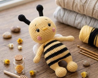 かぎ針編みのミツバチのぬいぐるみ：手作りの綿製あみぐるみおもちゃ