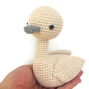 Jouet bébé cygne au crochet : peluche, décoration de chambre d&#39;enfant