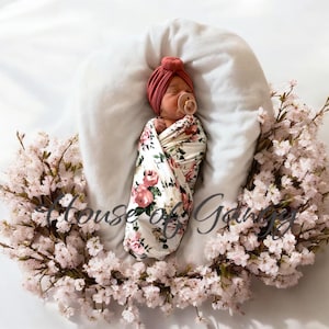 Conjunto para la salida del hospital de la bebé niña: Conjunto de manta para recién nacida con estampado floral malva sobre fondo marfil, con turbante y diadema a elegir.