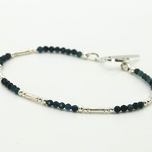 Pulsera de plata de ley 925 y turmalina verde, joyería delicada hecha a mano, pulsera con cuentas de piedras preciosas, joyería de capas