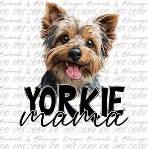 Op de afbeelding: Een digitale illustratie van een Yorkshire Terrier hond met bruin en zwart haar, een roze tong en de tekst "YORKIE mama" in het zwart. De achtergrond is wit met een watermerk.