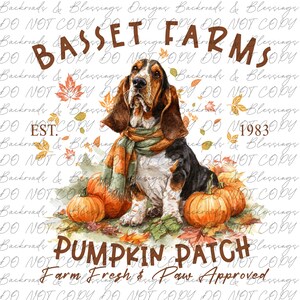 Könnte beinhalten: Aquarell-Design mit einem Basset Hound mit Schal, umgeben von Kürbissen und Herbstblättern. Der Text lautet "BASSET FARMS" und "PUMPKIN PATCH". Zusätzlicher Text: "EST. 1983" und "Farm Fresh & Paw Approved".