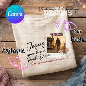 Può includere: Felpa color crema con la scritta "Jesus gave her a Truck Driver" e una foto di una persona che cammina verso un camion. Sono visibili anche le parole "Editable" e "Your Photo". Il design include dettagli floreali e con stampa leopardata.