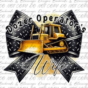 Könnte beinhalten: Ein digitales Design mit einer gelben Planierraupe-Illustration, vor einem schwarzen Bogen mit Riffelblechstruktur. Der Text "Dozer Operator's Wife" wird in einer stilisierten Schriftart angezeigt, geeignet für Kleidung oder Kunsthandwerk.