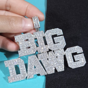 Regalos de graduación personalizados, colgantes personalizados con detalles de hielo, collar con placa de identificación personalizada, regalos para despedidas de soltera, regalos para miembros de la clase, joyas de cumpleaños.