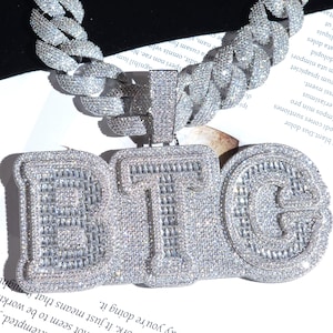 Colgantes personalizados con palabras en baguettecz grande, cadena de eslabones cubanos de 24 mm, collar con dije de letra personalizado con acabado helado, regalos personalizados para él, joyería de cumpleaños.