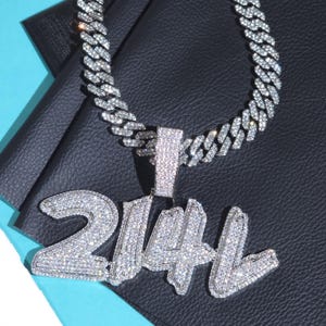 Collar personalizado con nombre y fuente de pincel grande, cadena de eslabones cubanos, colgantes con números y letras esmaltadas, joyería personalizada, regalo de cumpleaños para él.