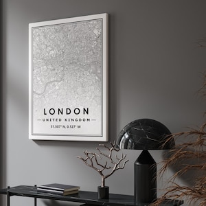 Könnte beinhalten: Ein Schwarzweiß-Kartenabdruck von London, Vereinigtes Königreich. Der Druck zeigt das Straßennetz der Stadt und den Text "LONDON - UNITED KINGDOM - 51.507° N, 0.127° W".