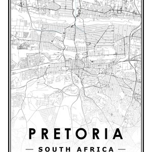 Peut inclure: Une carte en noir et blanc de Pretoria, en Afrique du Sud. La carte montre les rues et les monuments de la ville. Le texte "Pretoria, Afrique du Sud, 25.747&deg; S, 28.229&deg; E" est imprim&eacute; sous la carte.