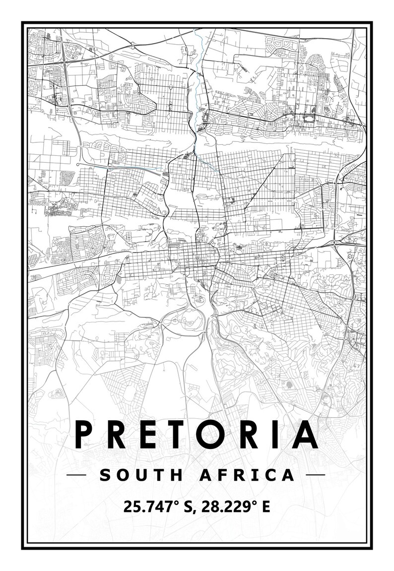 Peut inclure: Une carte en noir et blanc de Pretoria, en Afrique du Sud. La carte montre les rues et les monuments de la ville. Le texte "Pretoria, Afrique du Sud, 25.747&deg; S, 28.229&deg; E" est imprim&eacute; sous la carte.
