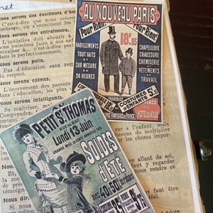 Puede incluir: Un anuncio vintage para una tienda de ropa para ni&ntilde;os llamada "Petit St. Thomas" en Par&iacute;s, Francia. El anuncio presenta una venta de ropa para ni&ntilde;os con el texto "Soldes d'Ete" y "avec 40% a 50% de rabais". El anuncio tambi&eacute;n presenta una imagen de dos mujeres y un ni&ntilde;o con vestidos.