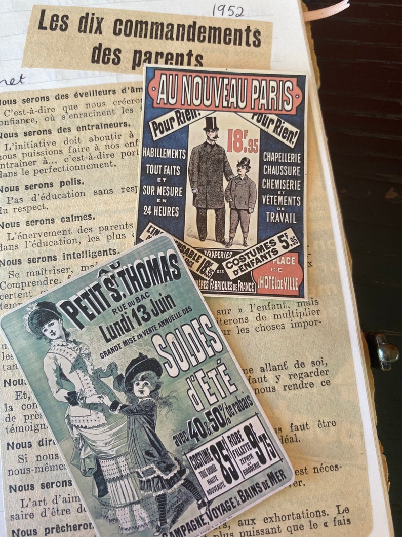 Puede incluir: Un anuncio vintage para una tienda de ropa para ni&ntilde;os llamada "Petit St. Thomas" en Par&iacute;s, Francia. El anuncio presenta una venta de ropa para ni&ntilde;os con el texto "Soldes d'Ete" y "avec 40% a 50% de rabais". El anuncio tambi&eacute;n presenta una imagen de dos mujeres y un ni&ntilde;o con vestidos.