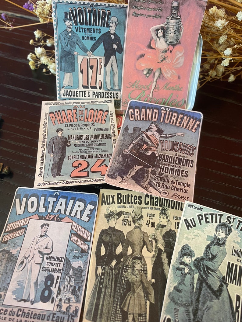 Puede incluir: Postales publicitarias vintage que muestran tiendas de ropa en Par&iacute;s, Francia. Las postales presentan ilustraciones de hombres y mujeres con ropa, junto con texto en franc&eacute;s. Las postales est&aacute;n impresas en papel grueso y tienen un aspecto desgastado y antiguo.