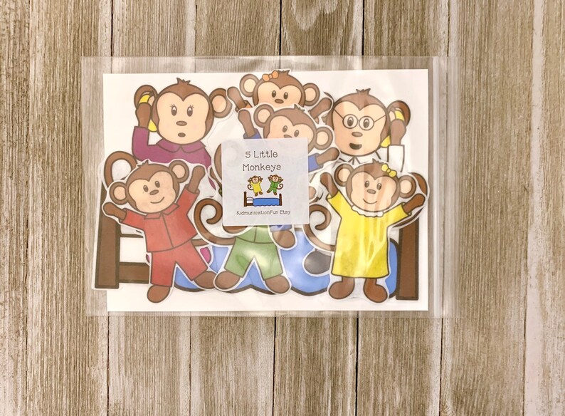 以下が含まれることがあります： 子供向けの劇用の紙製のサルの人形5体セット。人形はそれぞれ異なる色の服を着ており、表情も異なります。人形は「5 Little Monkeys」と書かれた透明なビニール袋に入っています。