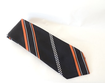 Black and white polyester by Wembley Wemlon Fabric. Clip on Men/'s 70s groovy necktie Vintage men/'s necktie