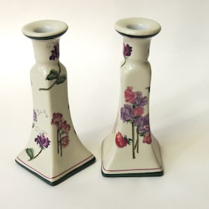 Vintage Chinoiserie Kerzenhalter, Blumenmuster, 80er Jahre Dekor, Kerzenhalter aus Porzellan, 2er Set