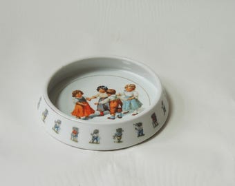 Antieke Duitse decoratieve kinderkom, van fijn porselein