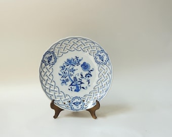 Vintage blauw-wit porseleinen Donau-bord met blauwe uienmotief en opengewerkte rand.